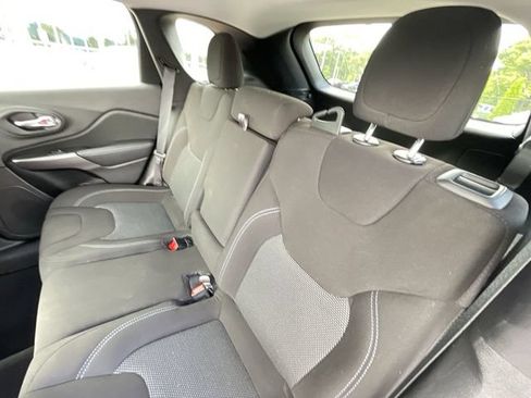 Used 2021 Jeep Cherokee Latitude FWD image 14