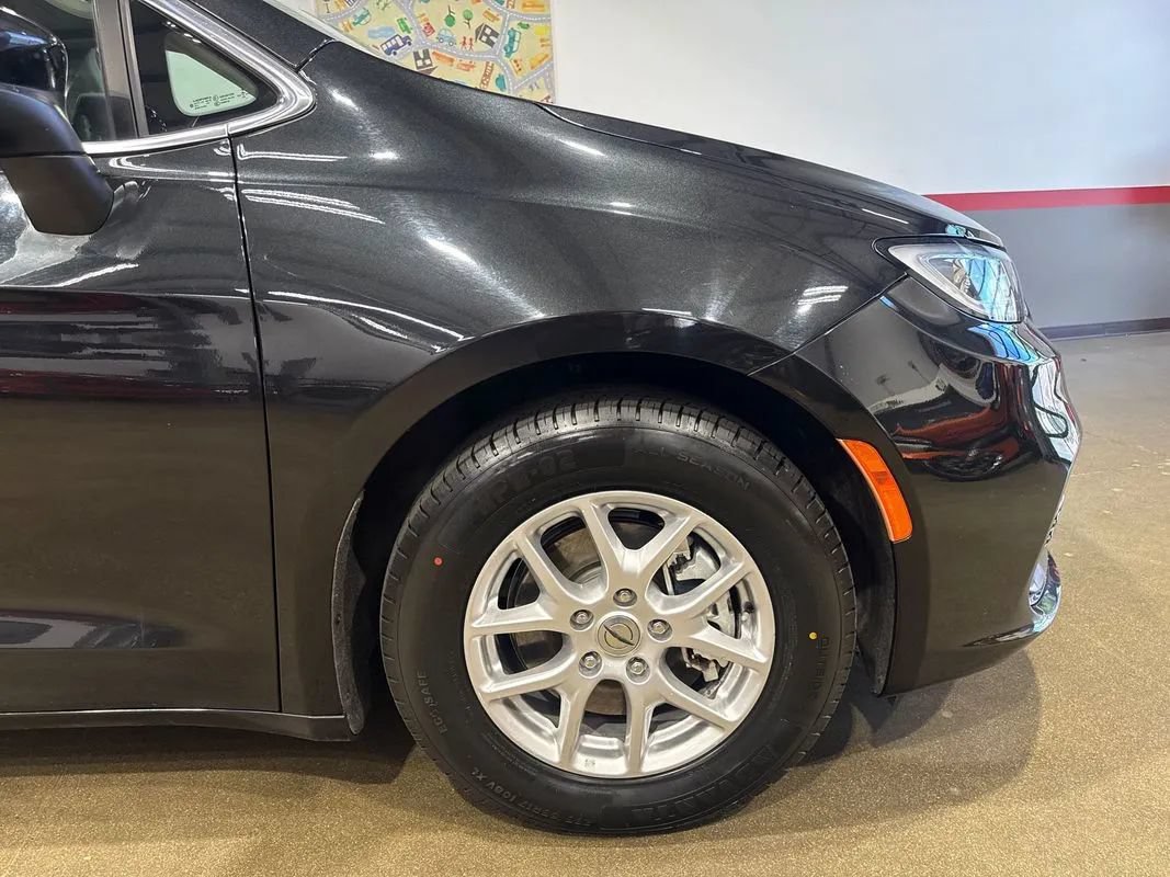 Used 2023 Chrysler Pacifica Touring-L FWD image 39
