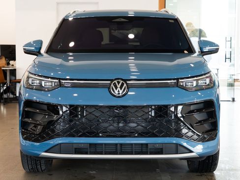 Used 2025 Volkswagen Tiguan SEL R-Line image 2