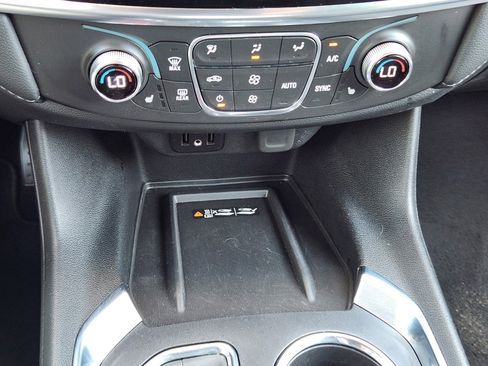 Used 2023 Chevrolet Traverse LT FWD image 15
