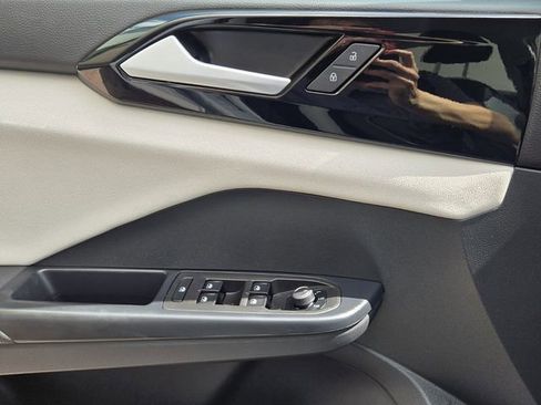 Certified 2025 Volkswagen Taos S image 28