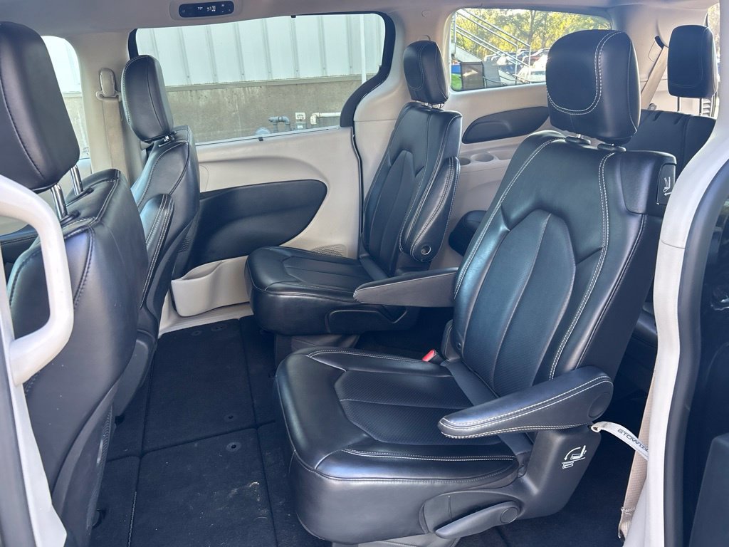 Used 2024 Chrysler Pacifica Touring-L FWD image 15