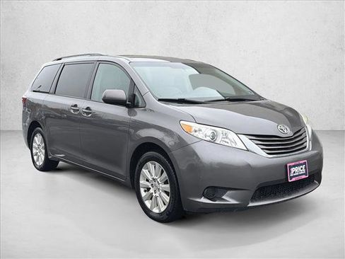 Used 2015 Toyota Sienna LE image 3