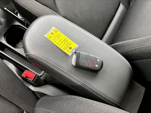 Used 2023 Jeep Renegade Latitude AWD/4WD image 12