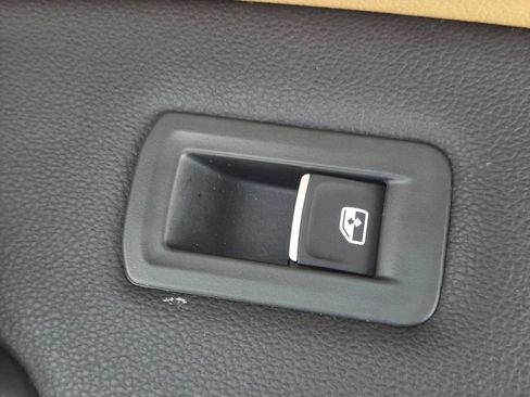 Used 2023 Volkswagen Tiguan SE FWD image 35