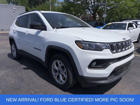 Used 2025 Jeep Compass Latitude AWD/4WD image 6