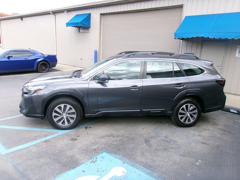 Used 2023 Subaru Outback AWD/4WD image 3
