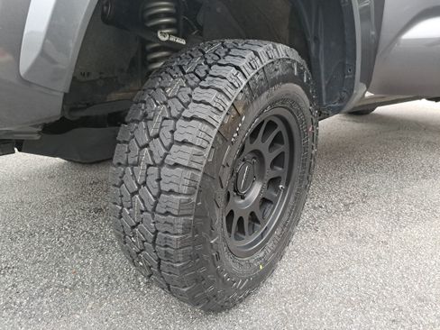 Used 2017 Toyota Tacoma TRD Sport w/ Premium & Technology Package AWD/4WD image 33