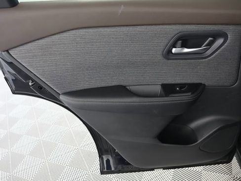 Used 2023 Nissan Rogue SV image 25