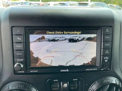 Used 2015 Jeep Wrangler Unlimited Rubicon w/ Connectivity Group AWD/4WD image 15