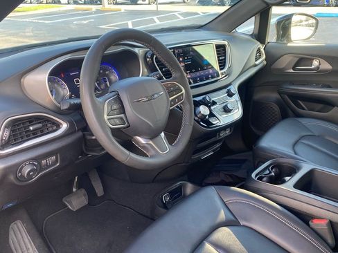 Used 2025 Chrysler Pacifica Select FWD image 14