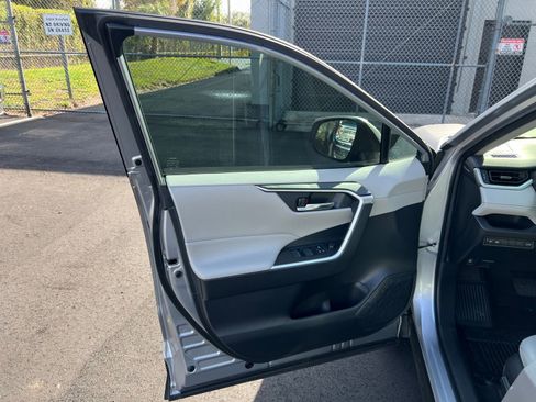 Used 2022 Toyota RAV4 XLE Premium image 26
