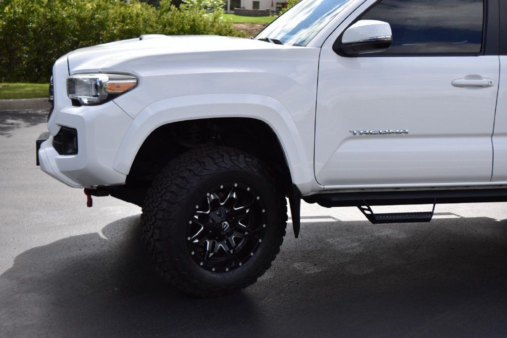 Used 2016 Toyota Tacoma TRD Sport w/ Towing Package AWD/4WD image 11