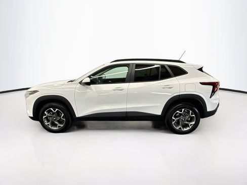 Used 2025 Chevrolet Trax LT FWD image 4