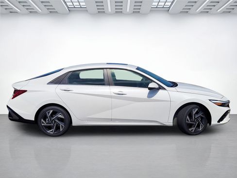 New 2026 Hyundai Elantra Limited FWD image 3