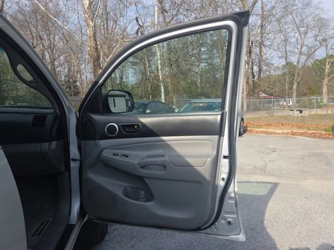 Used 2011 Toyota Tacoma PreRunner w/ SR5 Pkg #2 image 16