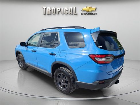Used 2025 Honda Pilot TrailSport image 3