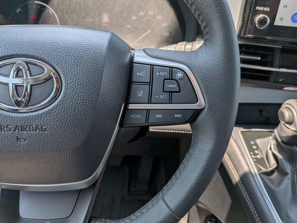 Used 2025 Toyota Sienna XLE w/ XLE Plus Package FWD image 15