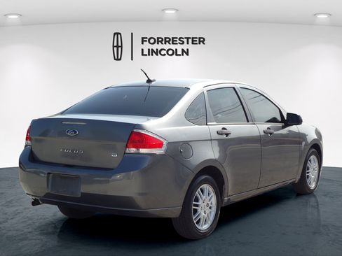 Used 2010 Ford Focus SE FWD image 3