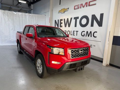 Used 2022 Nissan Frontier SV image 2