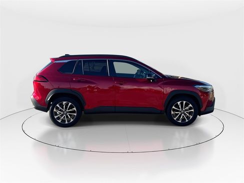 Used 2025 Toyota Corolla Cross XLE image 9