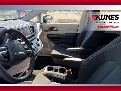Used 2023 Chrysler Voyager LX FWD image 8