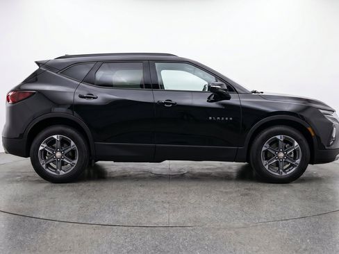 Used 2025 Chevrolet Blazer LT FWD image 11