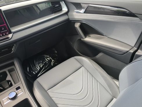 Certified 2026 Volkswagen Tiguan SE R-Line FWD image 16