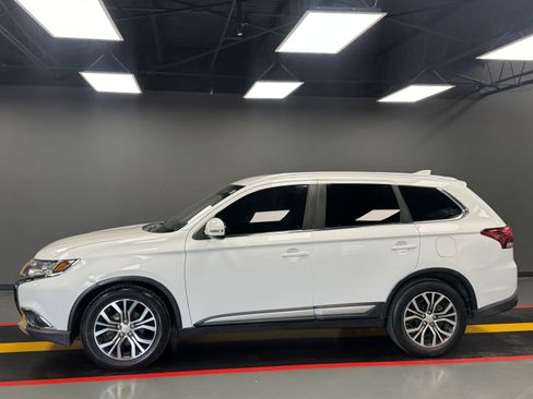 Used 2017 Mitsubishi Outlander SEL AWD/4WD image 2