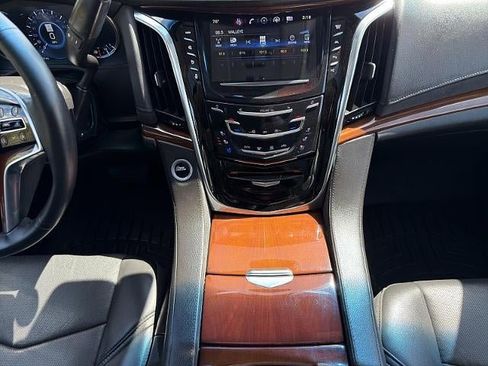 Used 2018 Cadillac Escalade ESV Premium Luxury w/ LPO, Radiant Package AWD/4WD image 20