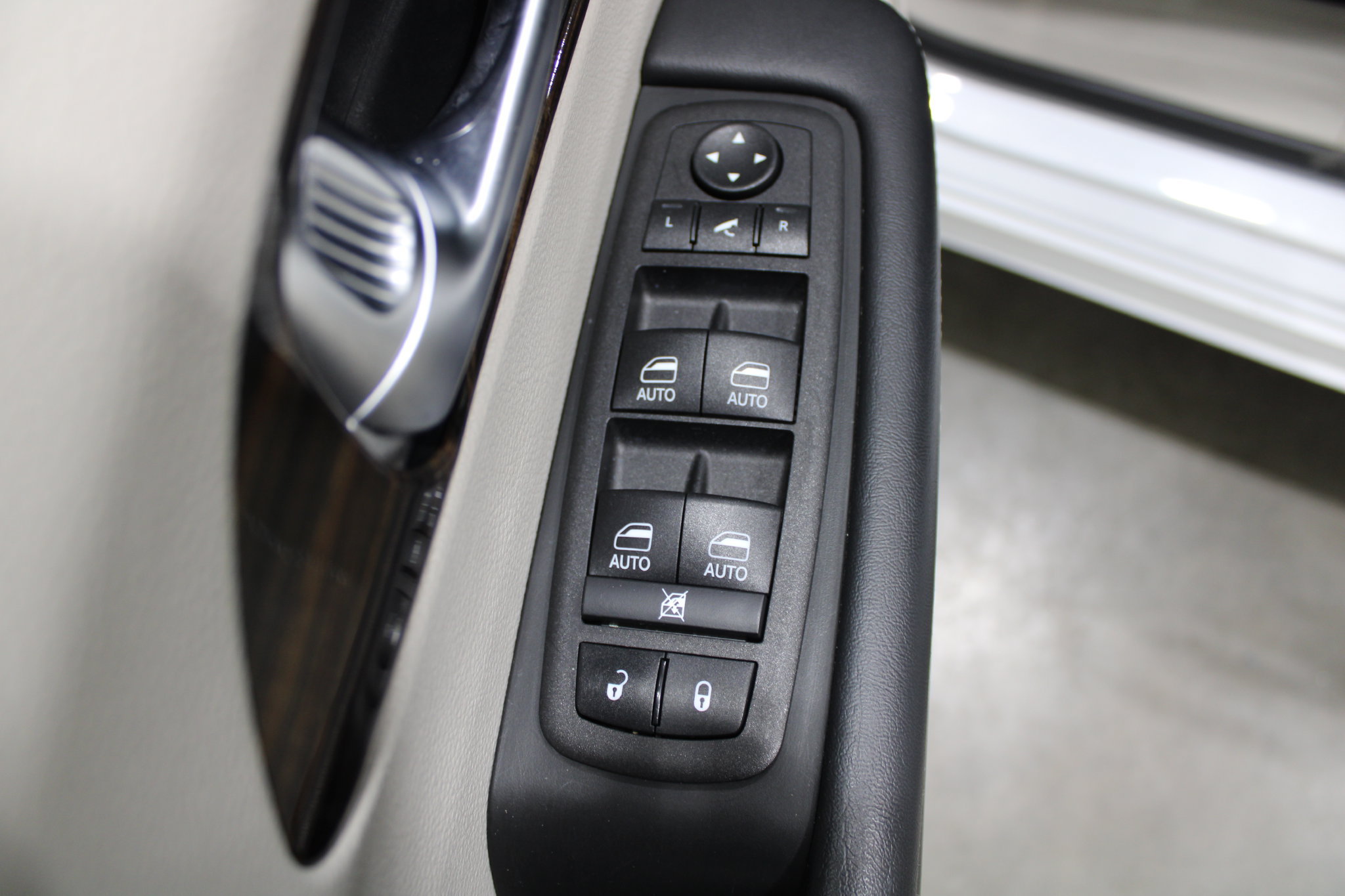 Used 2023 Chrysler Pacifica Limited FWD image 46