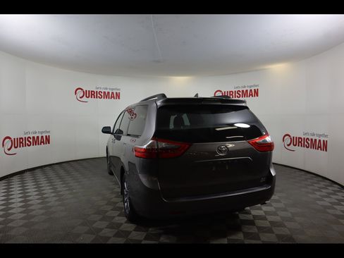 Used 2020 Toyota Sienna XLE Premium image 5