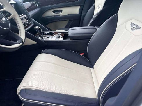 Certified 2025 Bentley Bentayga AWD/4WD image 28