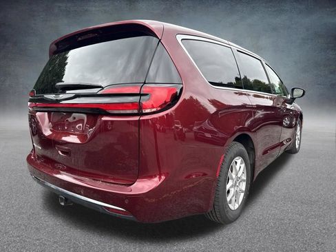 Used 2023 Chrysler Pacifica Touring-L FWD image 7