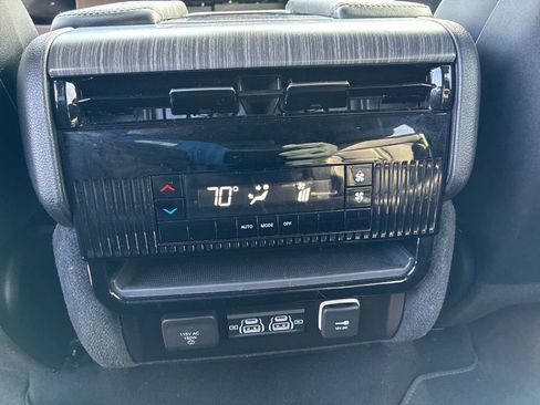 Used 2024 Jeep Wagoneer Series II w/ Flexible Seating Group image 17