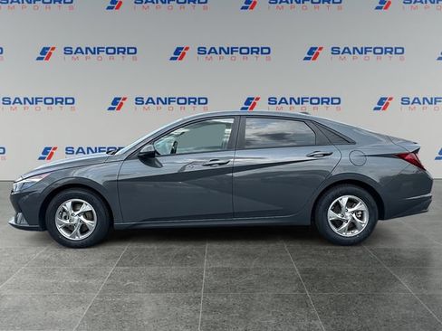 Used 2023 Hyundai Elantra SE w/ Preferred Accessory Package FWD image 2