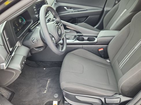 Used 2025 Hyundai Elantra Hybrid FWD image 9