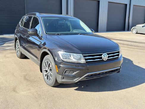 Used 2020 Volkswagen Tiguan SE w/ Panoramic Sunroof Package image 2