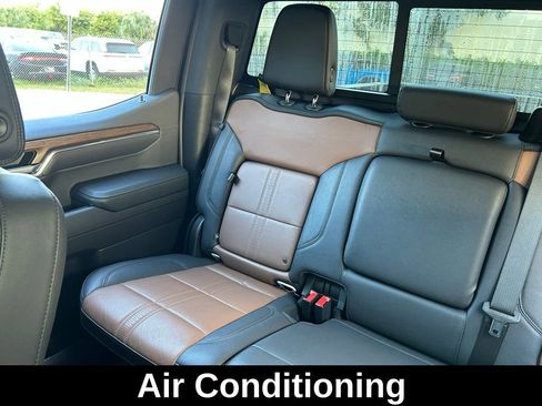 Used 2023 Chevrolet Silverado 1500 High Country image 14