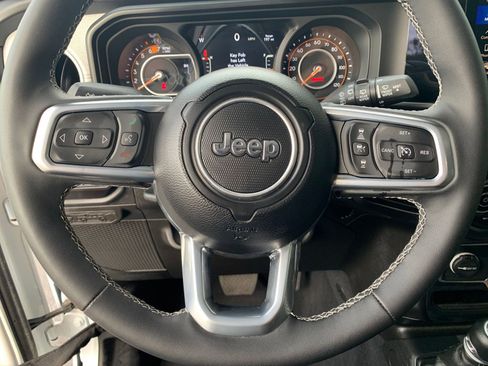 Used 2025 Jeep Wrangler Sahara image 27