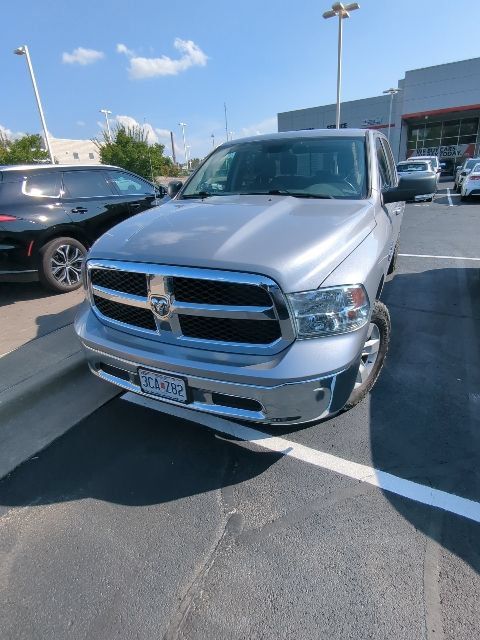 Used 2019 RAM 1500 Classic SLT w/ Luxury Group AWD/4WD image 2