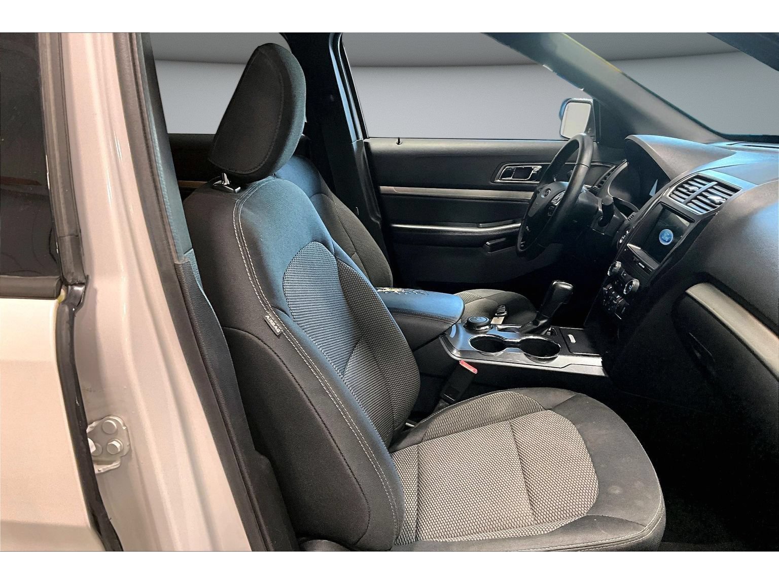 Used 2019 Ford Explorer XLT w/ Equipment Group 201A AWD/4WD image 48