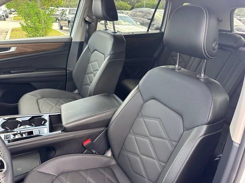 Used 2024 Volkswagen Atlas SE w/ Panoramic Sunroof Package FWD image 10