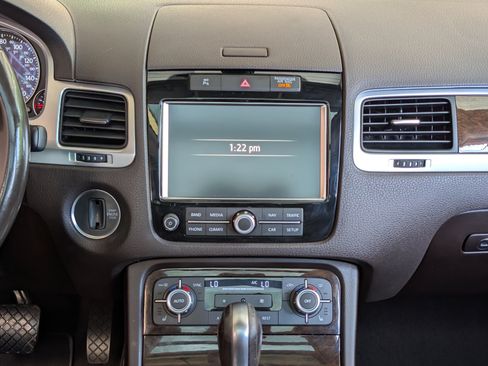Used 2014 Volkswagen Touareg Executive AWD/4WD image 28