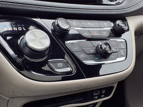 Used 2019 Chrysler Pacifica Limited image 16