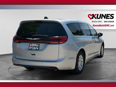 Used 2024 Chrysler Pacifica Touring-L FWD image 10