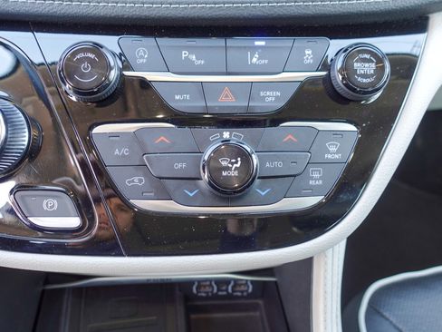 Used 2023 Chrysler Pacifica Limited image 19