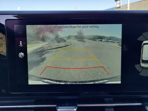 Used 2024 Kia Carnival EX image 11