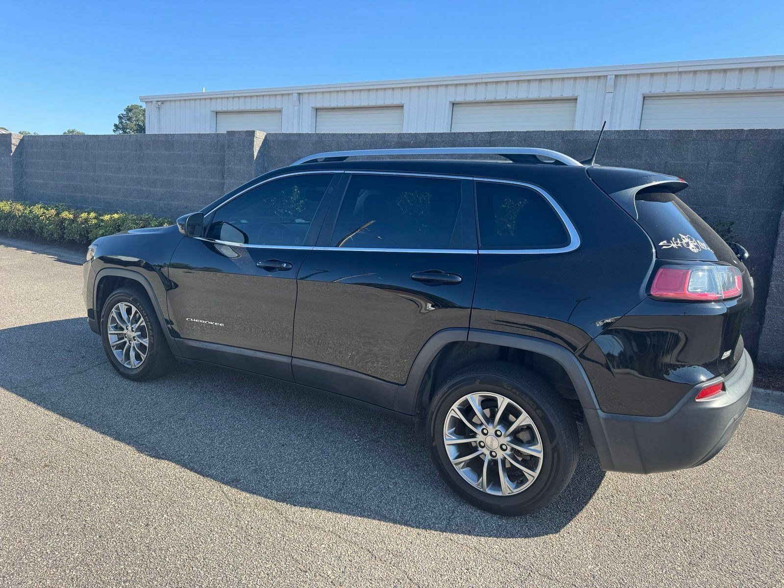 Used 2019 Jeep Cherokee Latitude Plus w/ Comfort/Convenience Group FWD image 4