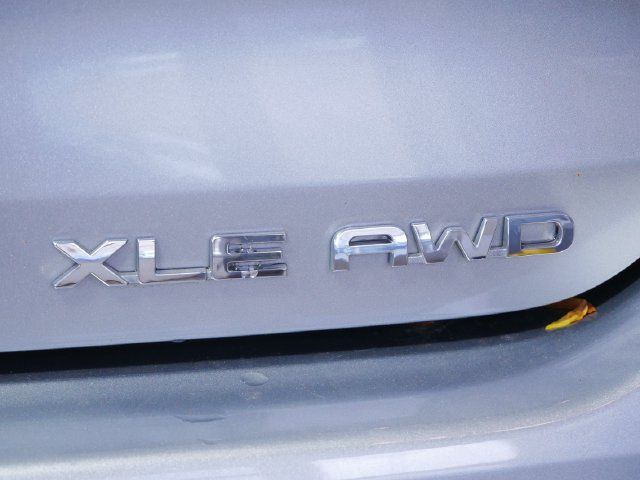 Used 2022 Toyota Highlander XLE AWD/4WD image 7